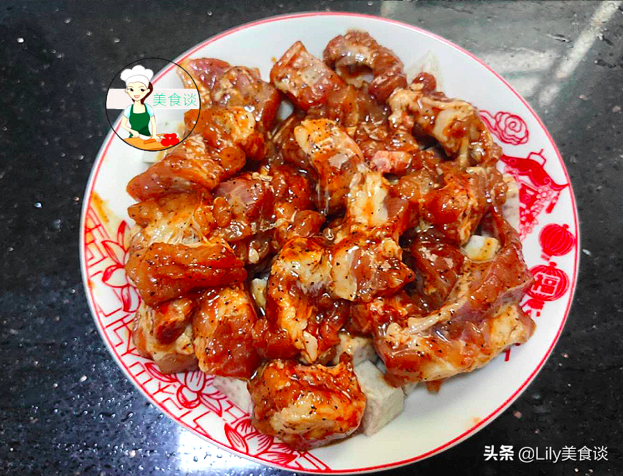 蒸排骨時，別傻傻先焯水，大廚教你這一招，排骨嫩滑多汁，特鮮美