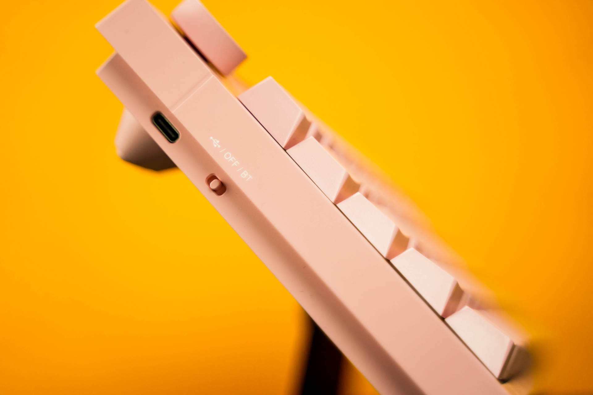 每个女生都有公主梦，送老婆个粉色黑爵K620T双模机械键盘做礼物