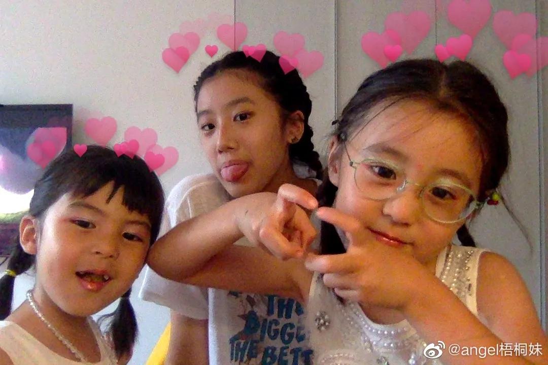 贾静雯大女儿晒三姐妹合照，吐舌卖萌好可爱，但bo妞脸上妆超抢镜