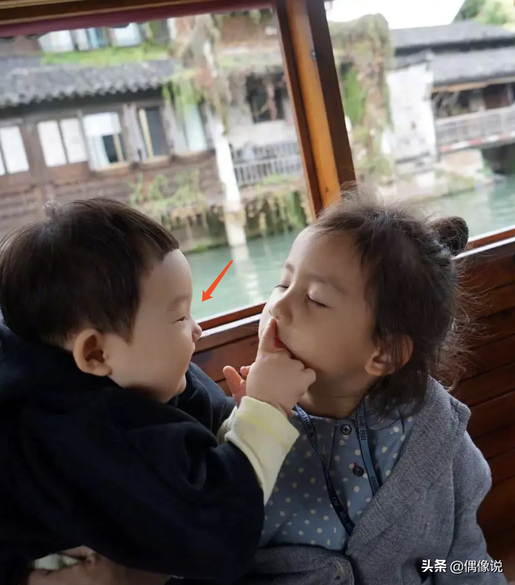 黃磊曬大女兒15歲慶生照！ 黃多多變三眼皮，和親弟弟長相差別大