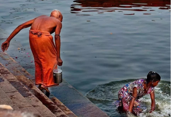 明明有自來水，印度人為何卻喝充滿垃圾的恒河水？