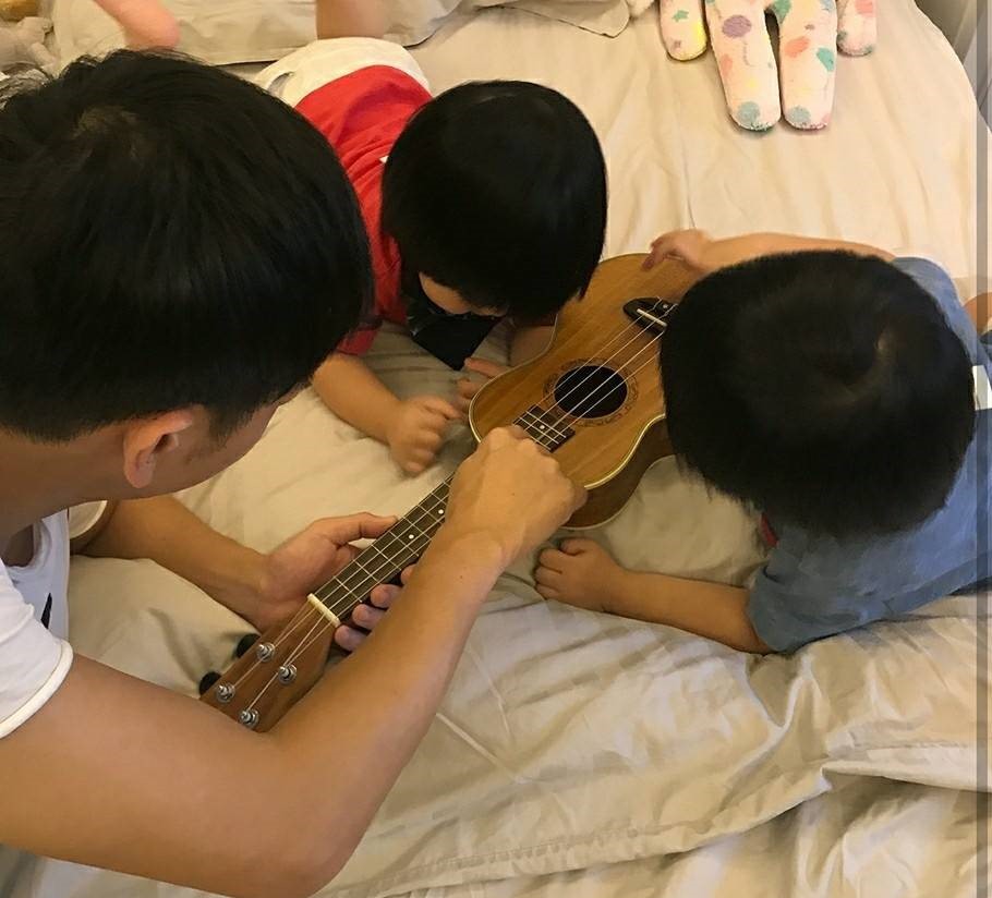 林志穎曬次子學烏克麗麗有模有樣，老三盯著哥哥眼神放空萌態足