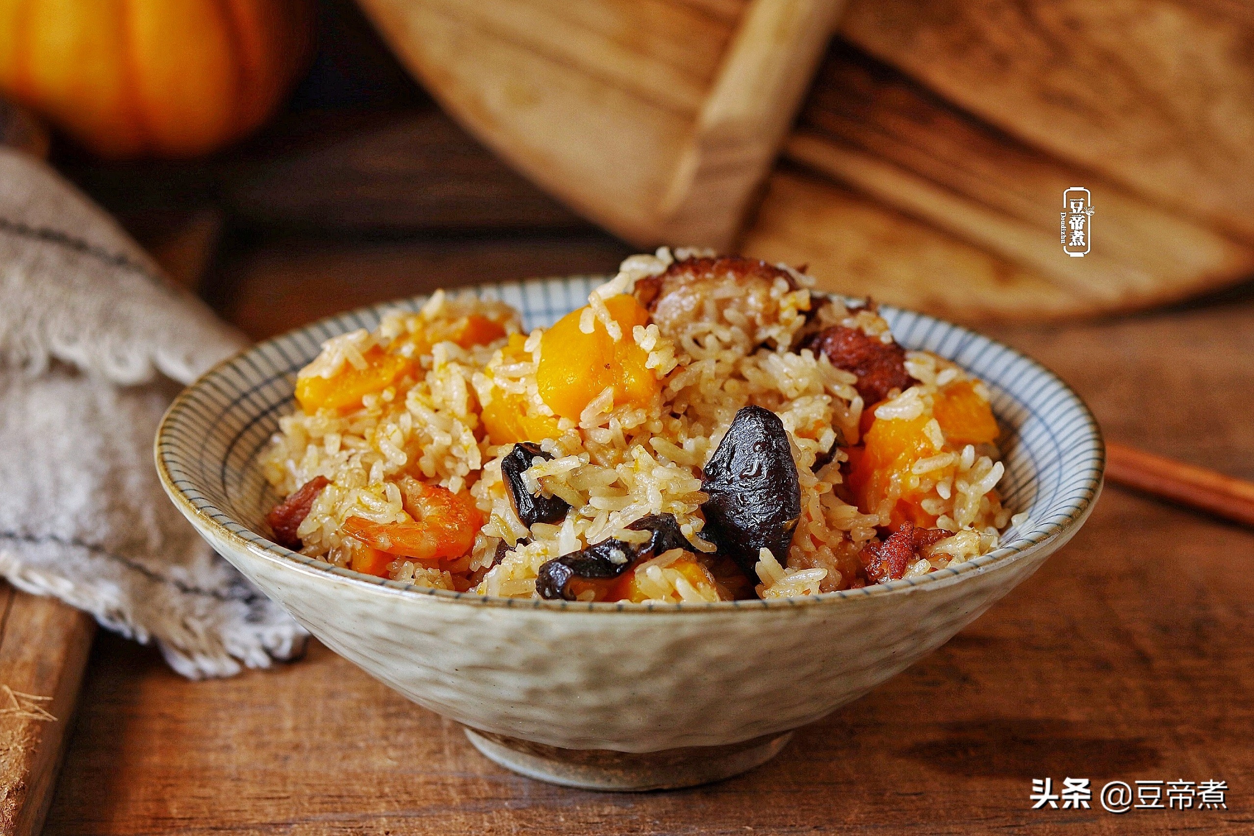 懒人不想炒菜的好办法，把饭菜肉一锅焖，老公孩子一连吃好了几碗