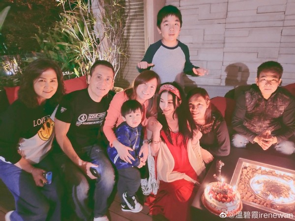 54歲溫碧霞曬全家福，一家三口像三代人，12歲養子像富豪老爸