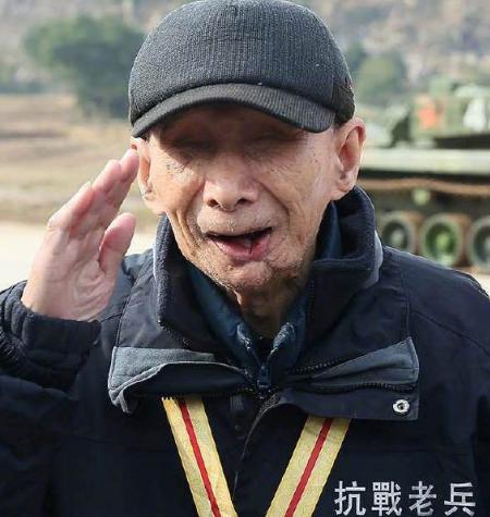 94岁失明老兵隐居71年，因身藏日军大印暴露，部队开6辆坦克迎接