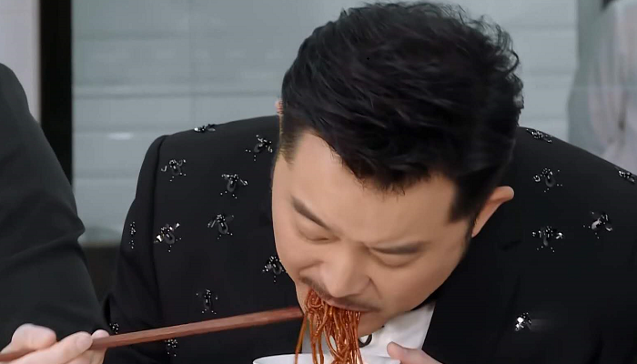 《奔跑吧》品尝自制黑暗料理，沙溢吃的最实在