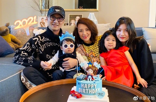 汪峰曬女兒彈琴為老婆慶生，醒醒與媽媽對視甜笑，繼女美過章子怡
