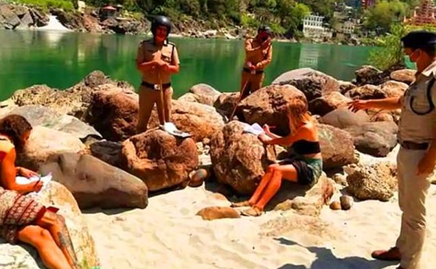 赴印度旅游遭遇\"封城\"，4男2女混居山洞