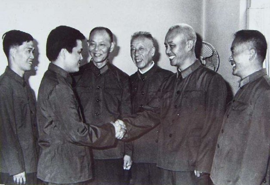 1963年，徐廷泽驾机投诚大陆，获奖黄金2500两，被周总理接见