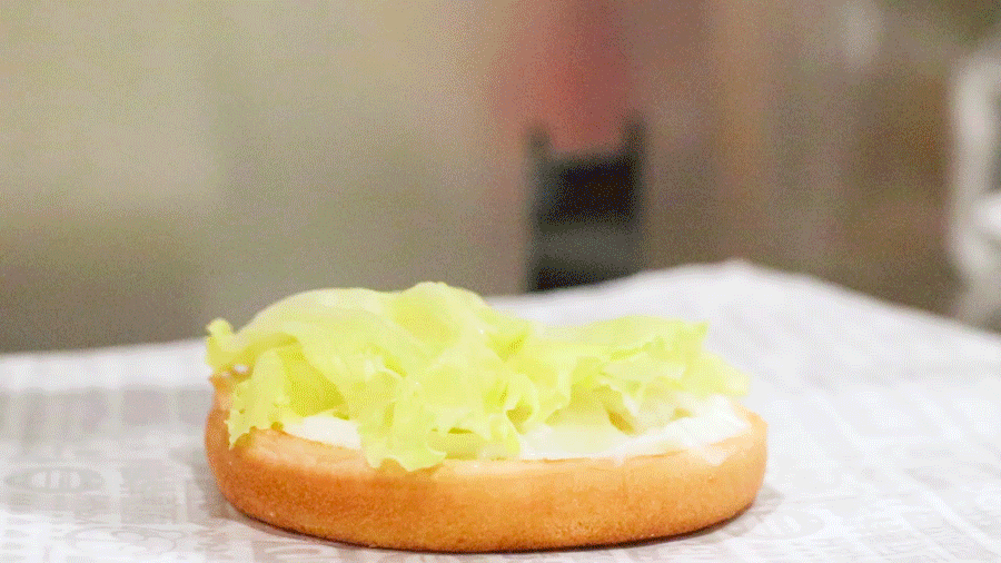 Can pull silk, can shed juice! Lu city Jing shows Aoteman thematic hamburger inn! Adjoining child is greedy cried