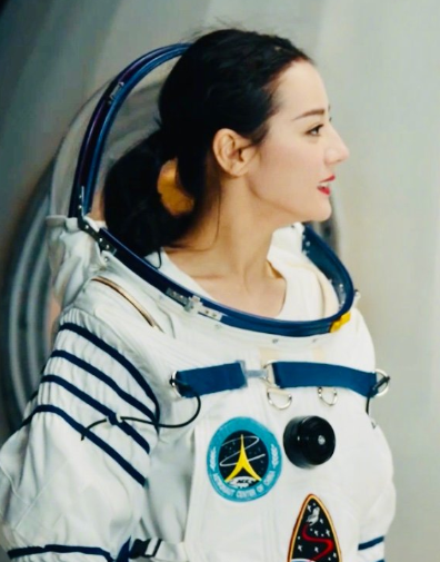 迪丽热巴挑战宇航员造型，走路姿势却成亮点，差点没认出是女明星