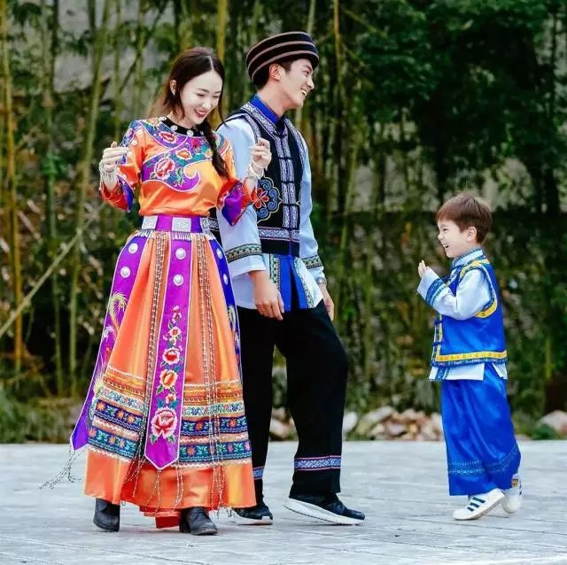 杜江夫婦在街邊等車，霍思燕投進老公懷裡取暖，感情恩愛羨煞旁人