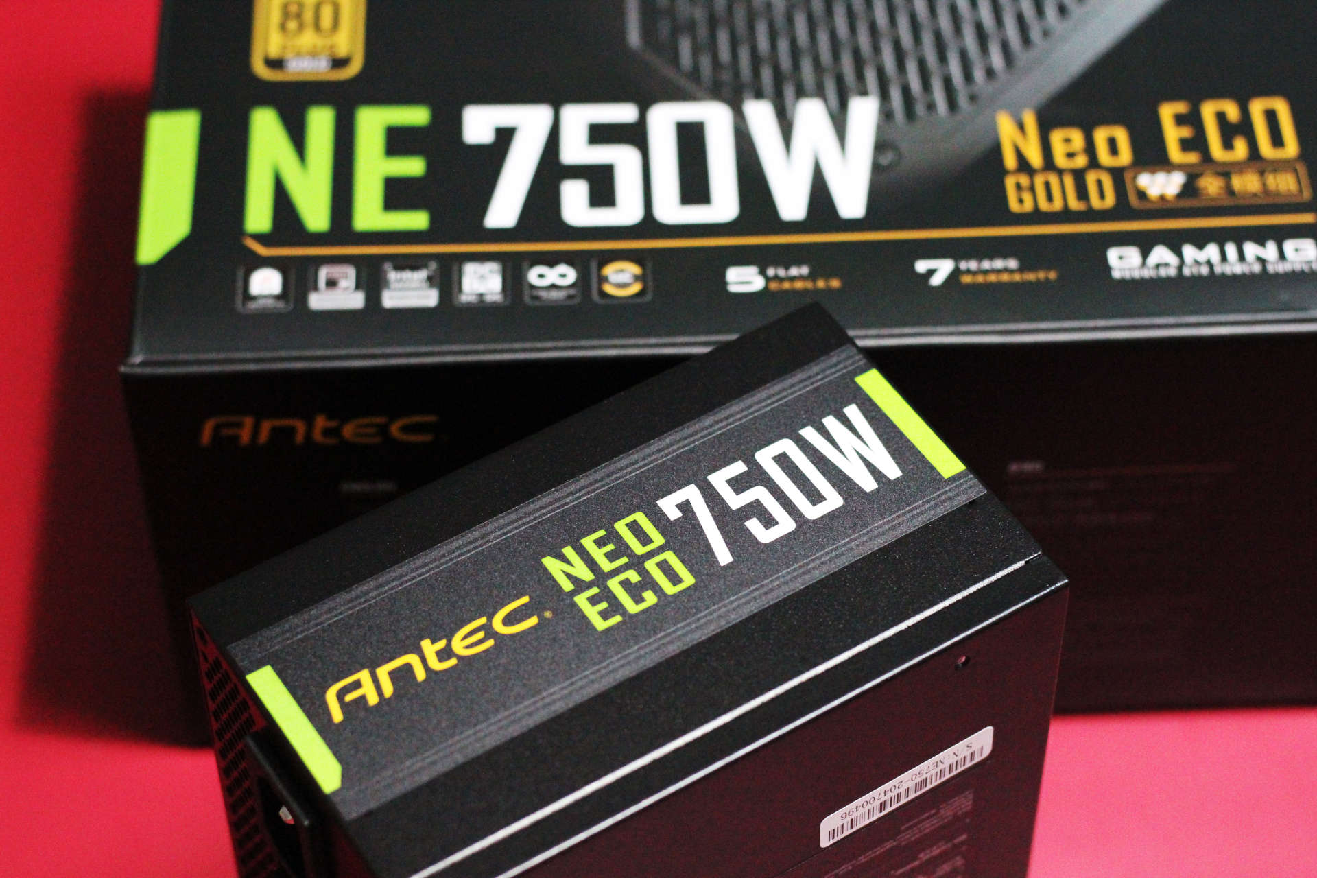 机箱通透，水冷好用，发光体聚集打造“光污染”