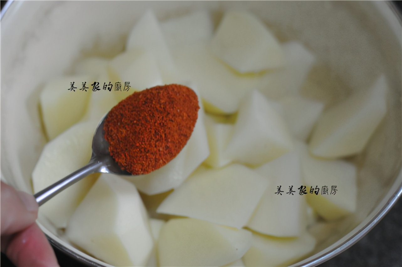 不炒不燉不油炸，土豆切成小丁，上桌就是大硬菜！ 好吃又解饞