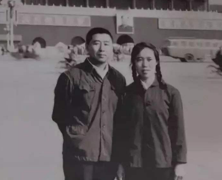 他一生贫穷坎坷，病危时妻子和他离婚，42岁去世，影响千万中国人