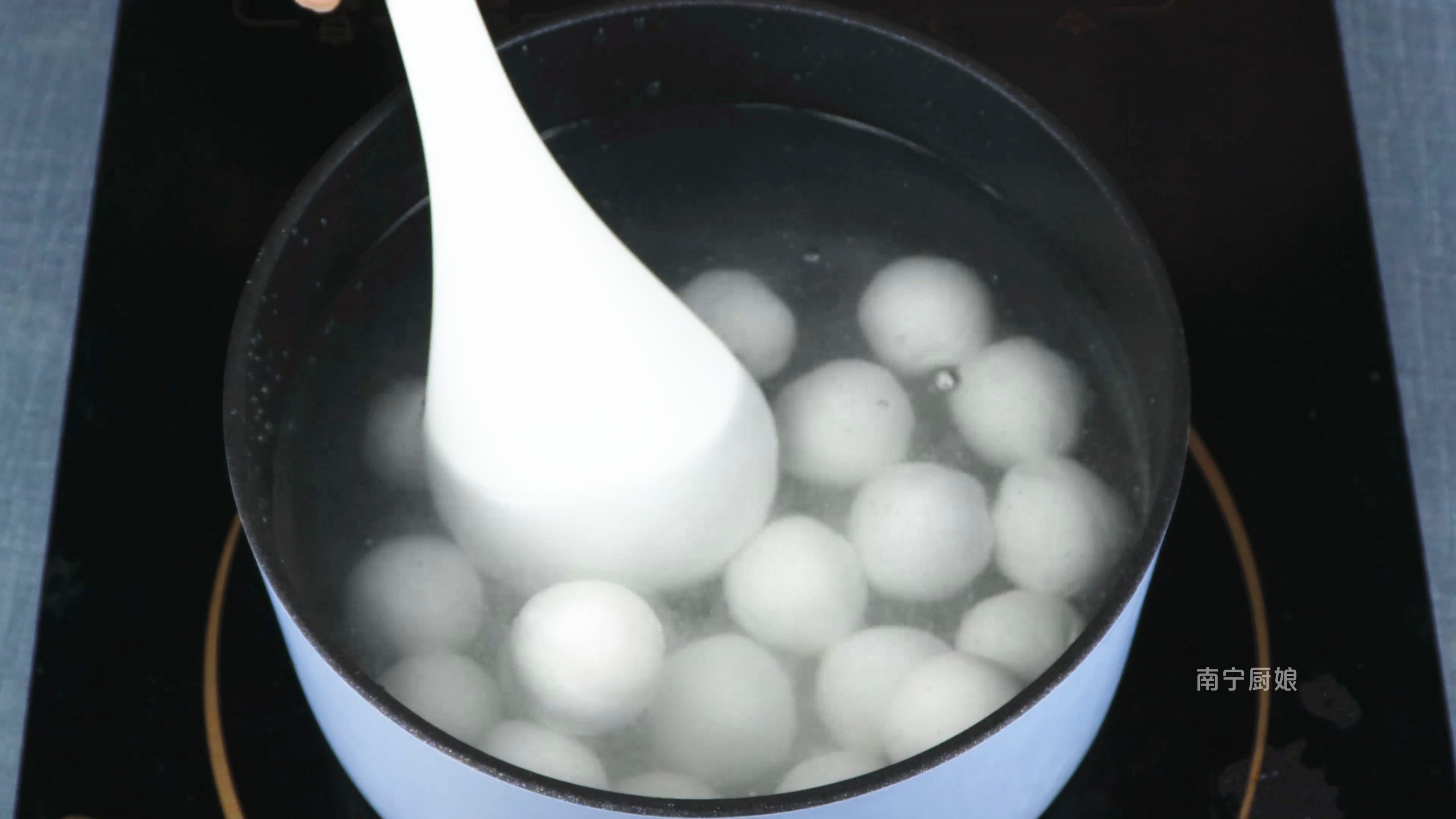 煮湯圓冷水下鍋、熱水下鍋都不對，教你一招，湯圓個個圓潤不露餡