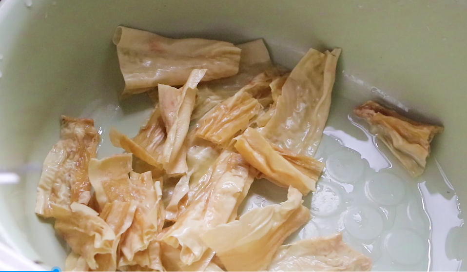 最近很火的腐竹新做法，腐竹里打入2個雞蛋，出鍋一刻饞壞全家人