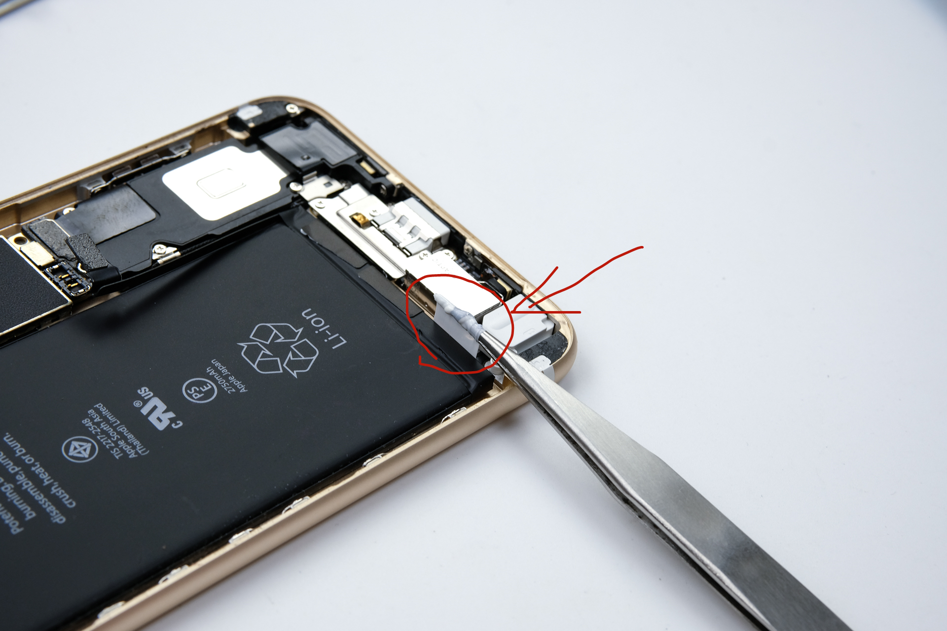 iPhone如何换电池，手把手教您·简单更换电池，让手机电力恢复