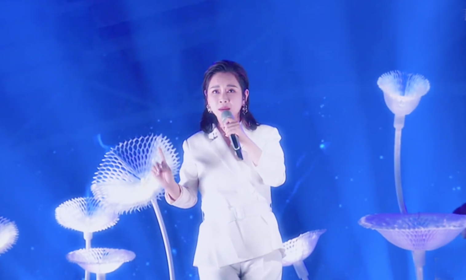 浪姐：万茜开启夸夸群，宝藏团让人意难平，仗