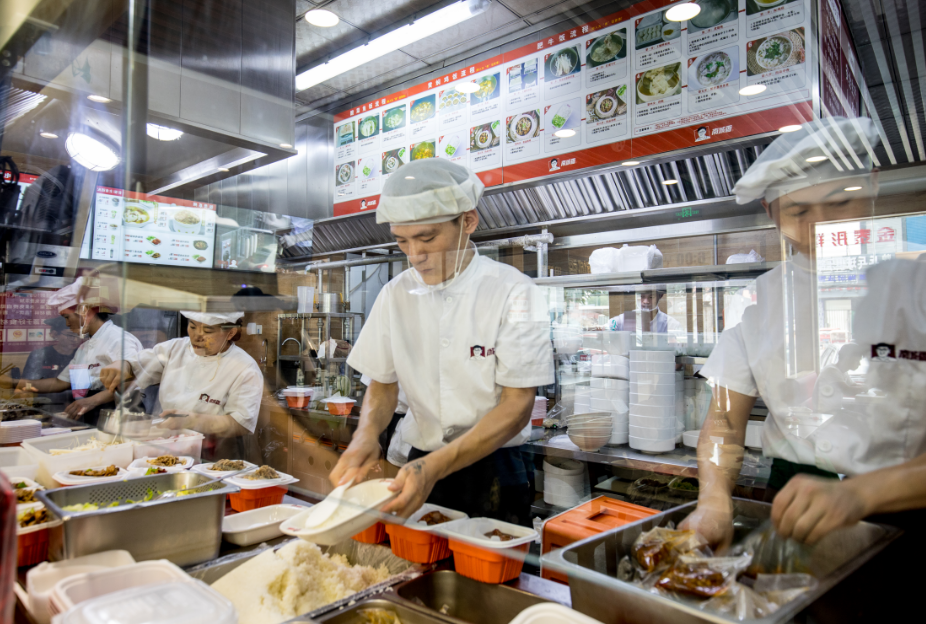 餐饮界的“优衣库”，卖馄饨、盖饭、羊肉串，开出100家直营店