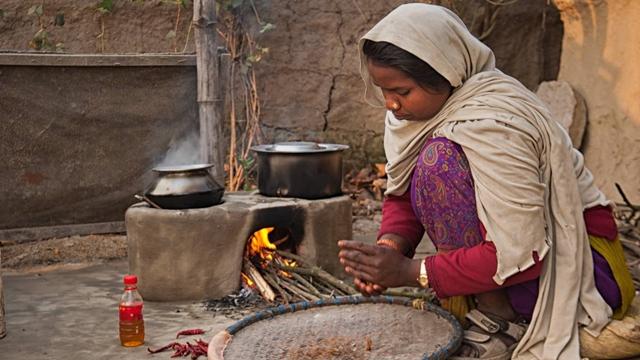 尼泊尔穷人生活，睡大街一样“开心”，网友：