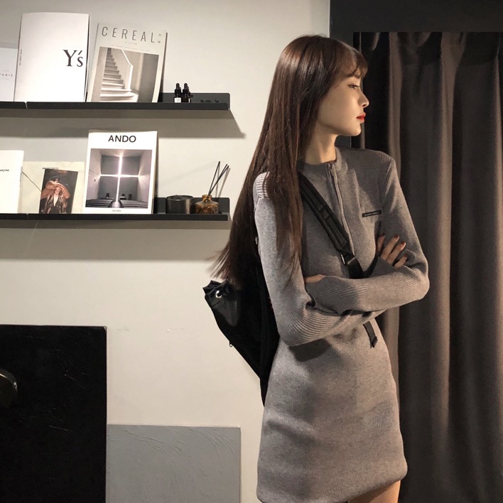 金晨桃粉连衣裙不见素日扁平感，气质冷艳，这