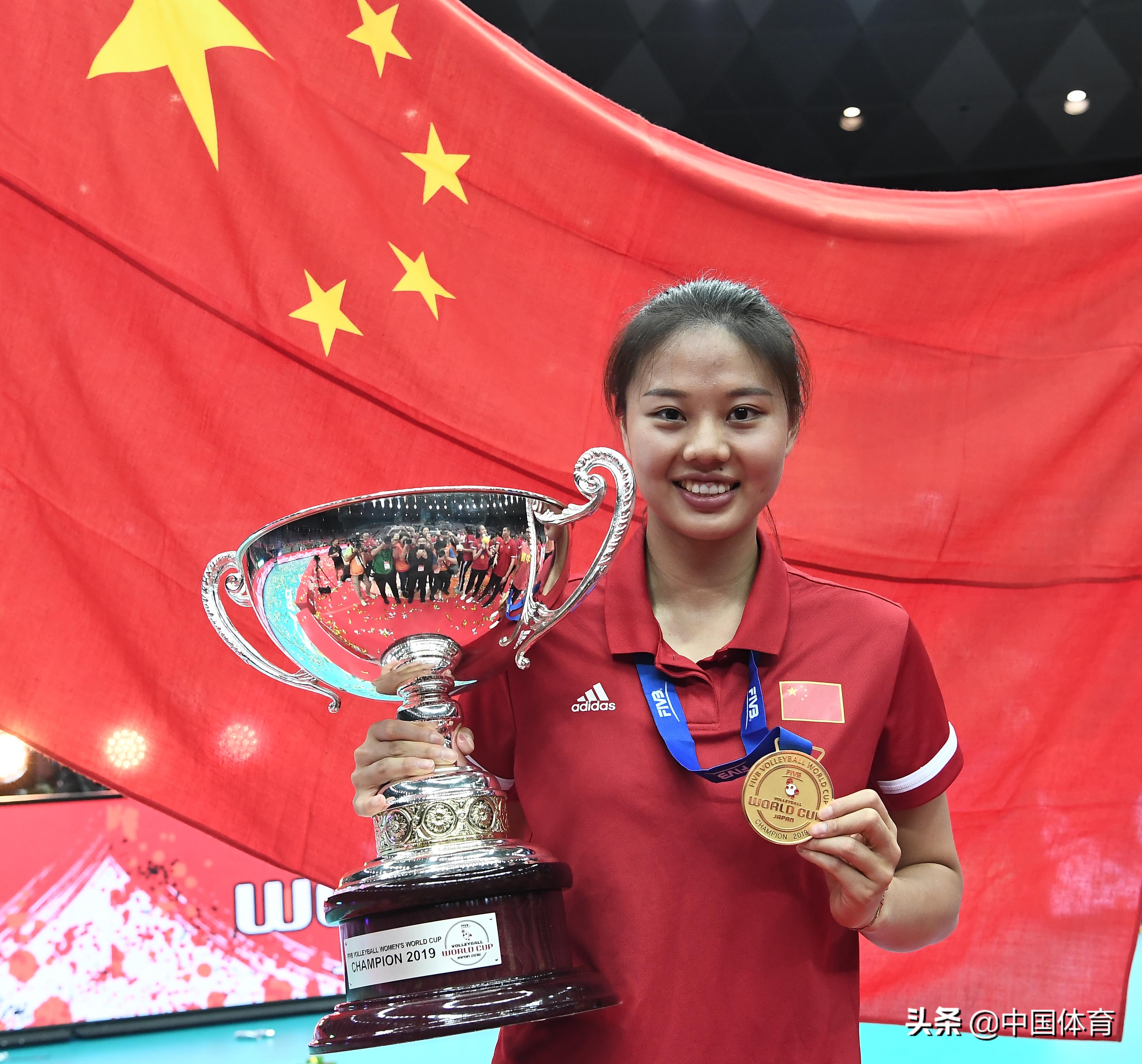 2019女排世界杯颁奖仪式,中国女排姑娘举起冠军奖杯