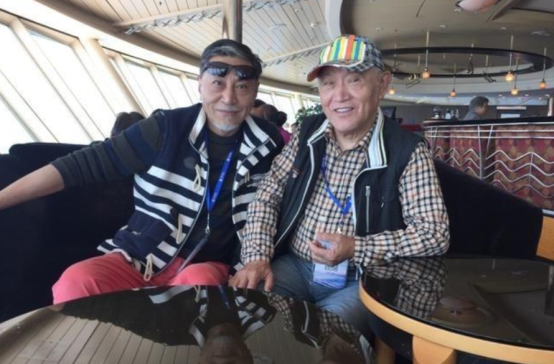 还记得《牧马人》里的村长吗？陈道明见了都要