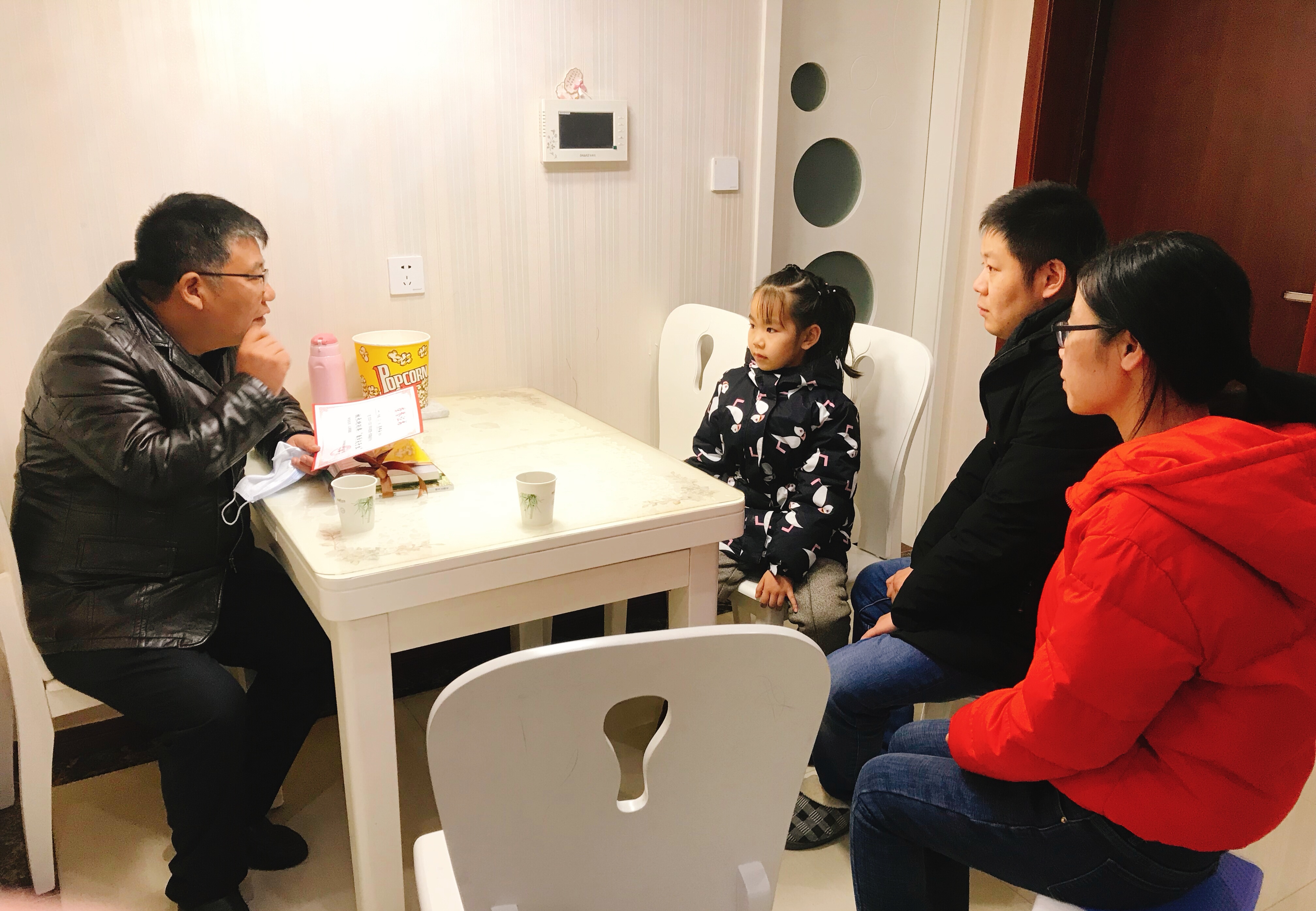 推动家校共育新方式 苏州文征明实小校长亲自上门为学生颁奖
