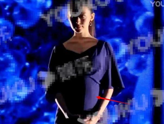 吉娜挺九個月孕肚彈琴，郎朗貼心拍照，夫妻倆為寶寶做胎教超甜蜜