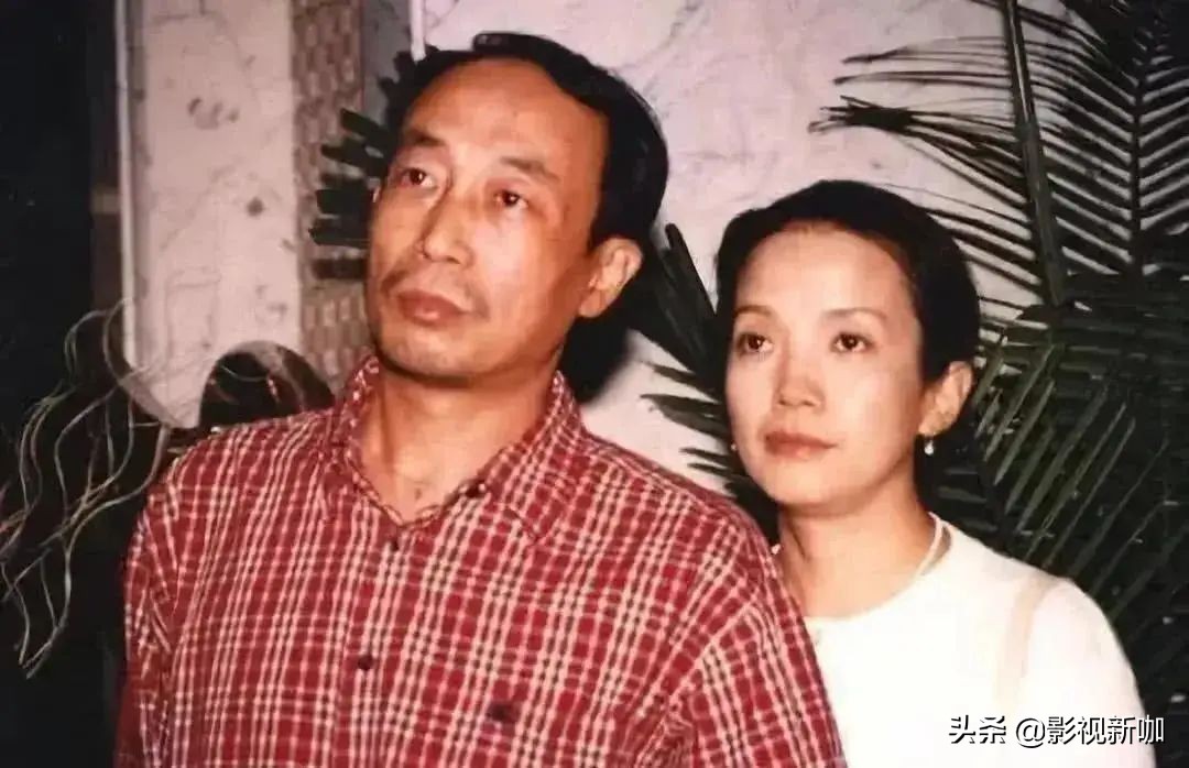 61岁吕丽萍给儿子理发，头发花白，33岁张博宇比父亲都显老
