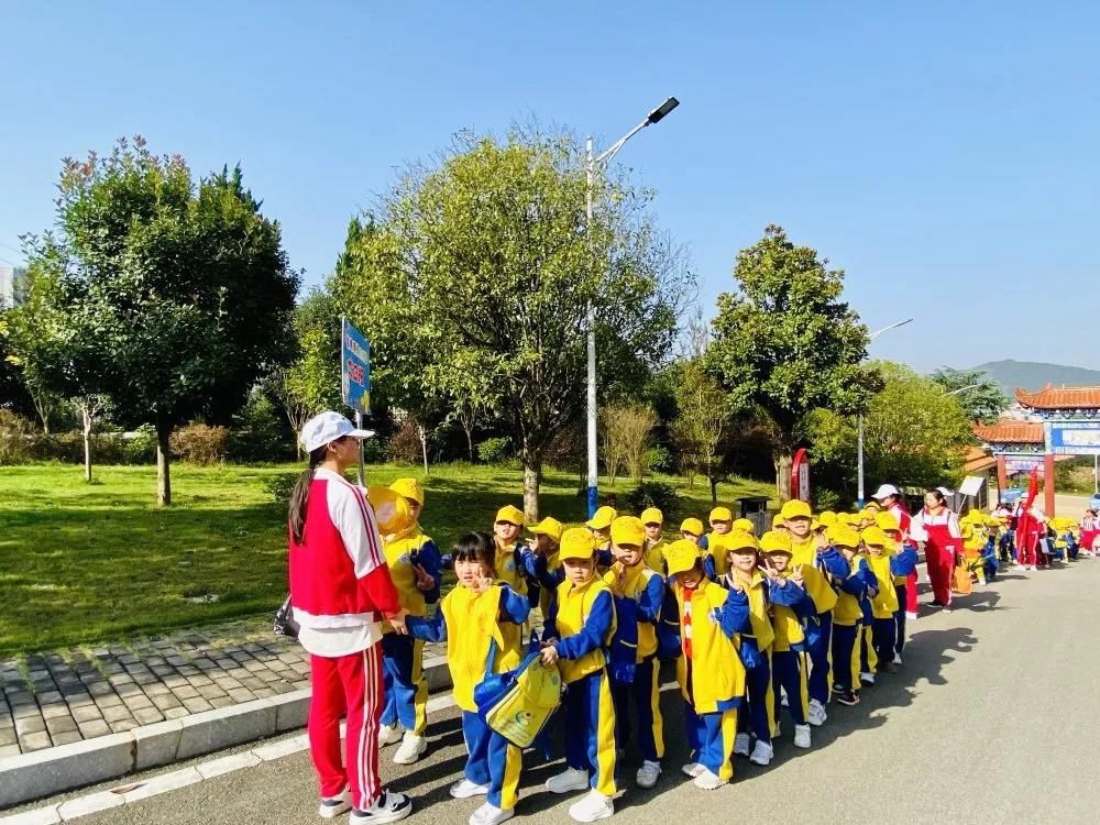 「娄底理想幼儿园」九九重阳节，浓浓敬老情——走进光荣院