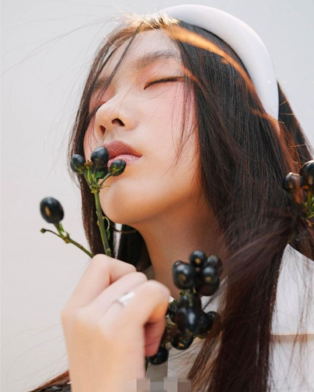 小S大女兒許曦文最新大片，皮膚白皙透亮，碎發遮面大展高級美