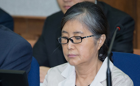 崔顺实之女郑维罗，女承母业整垮家族三代，用一条狗拉朴槿惠下马
