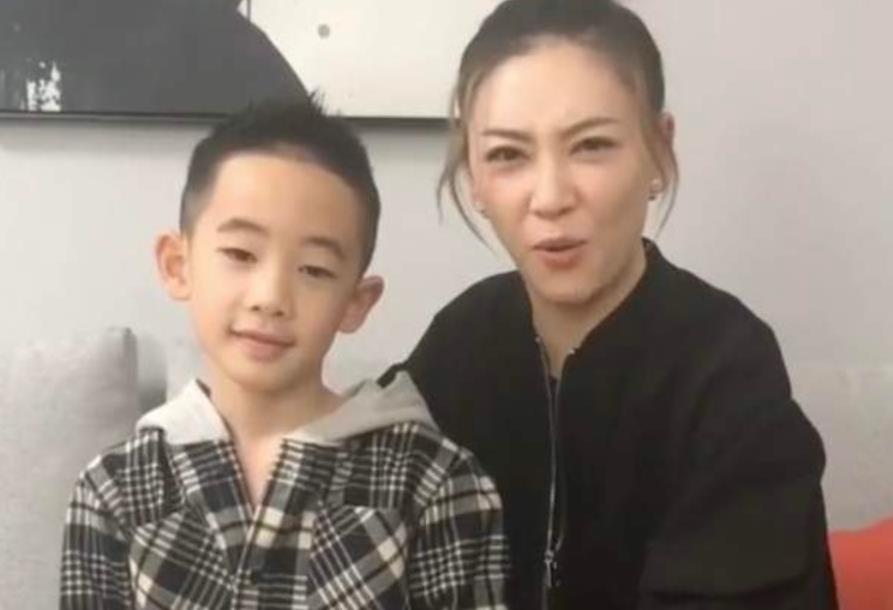 應采兒接兒子Jasper放學被拍，手拿漢堡超寵孩子，當眾跳舞很賣力