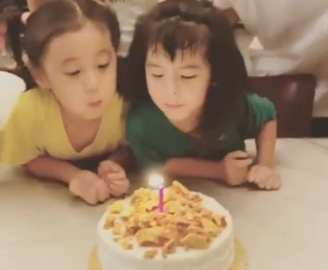 贾静雯仨女儿久违同框，4岁波妞涂绿色眼影搞怪大笑，黑虫牙抢镜