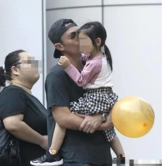 林心如女兒小海豚露面，穿漂亮粉色公主裙，不停往霍建華懷裡鑽