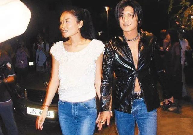 Wang Fei thanks thunderbolt sharp edge to pull hand emersion name occasion, their love already was destined when thanking thunderbolt sharp edge 14 years old