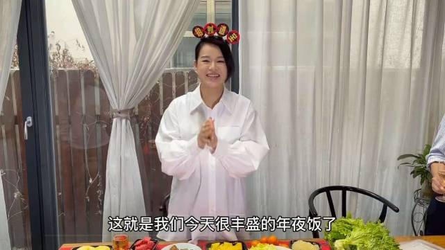 超淡定！ 胡杏兒上春晚前挺三胎孕肚做年夜飯，懷孕8月狀態超好