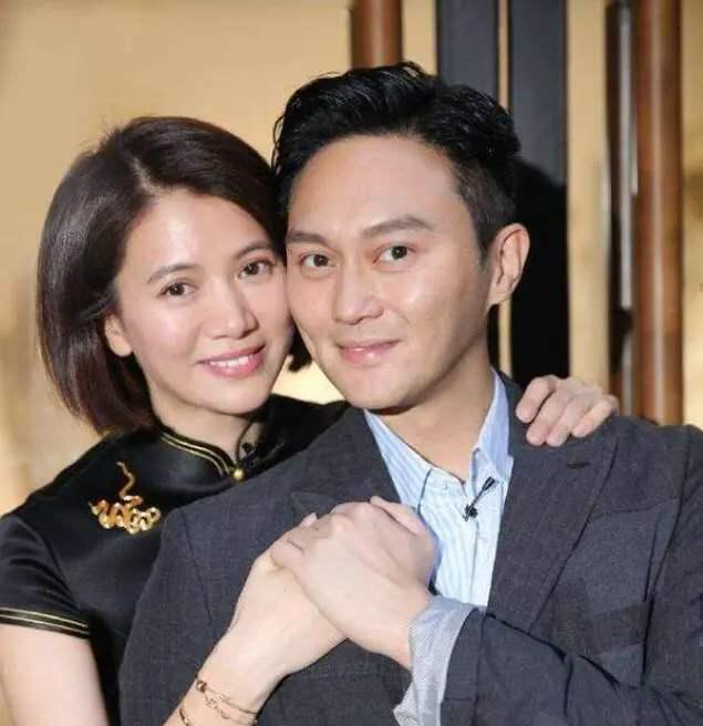 張智霖夫婦攜兒子逛街，15歲張慕童身高超過父親，兩人互動超有愛