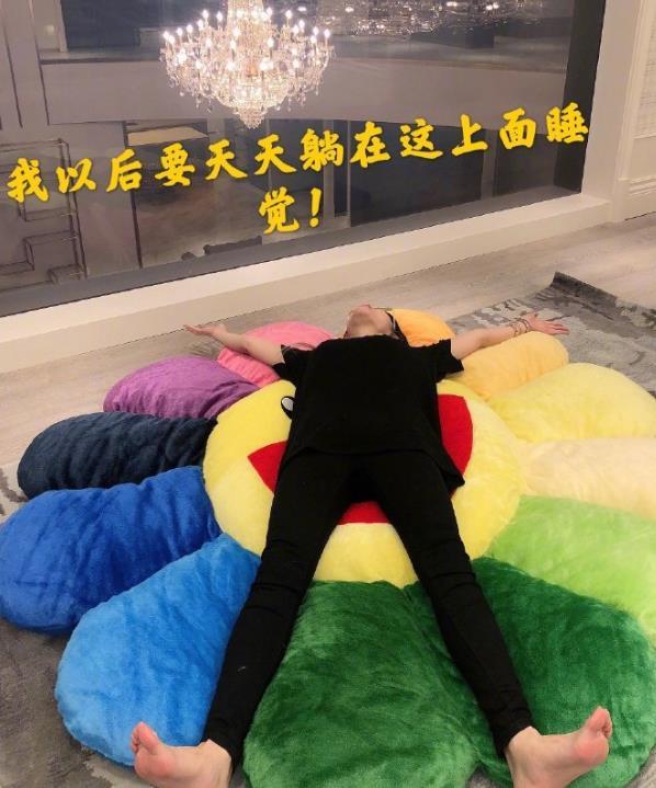 周扬青秀奢华生日礼物：周爸送百万豪宅，老佛爷御用插画师作画