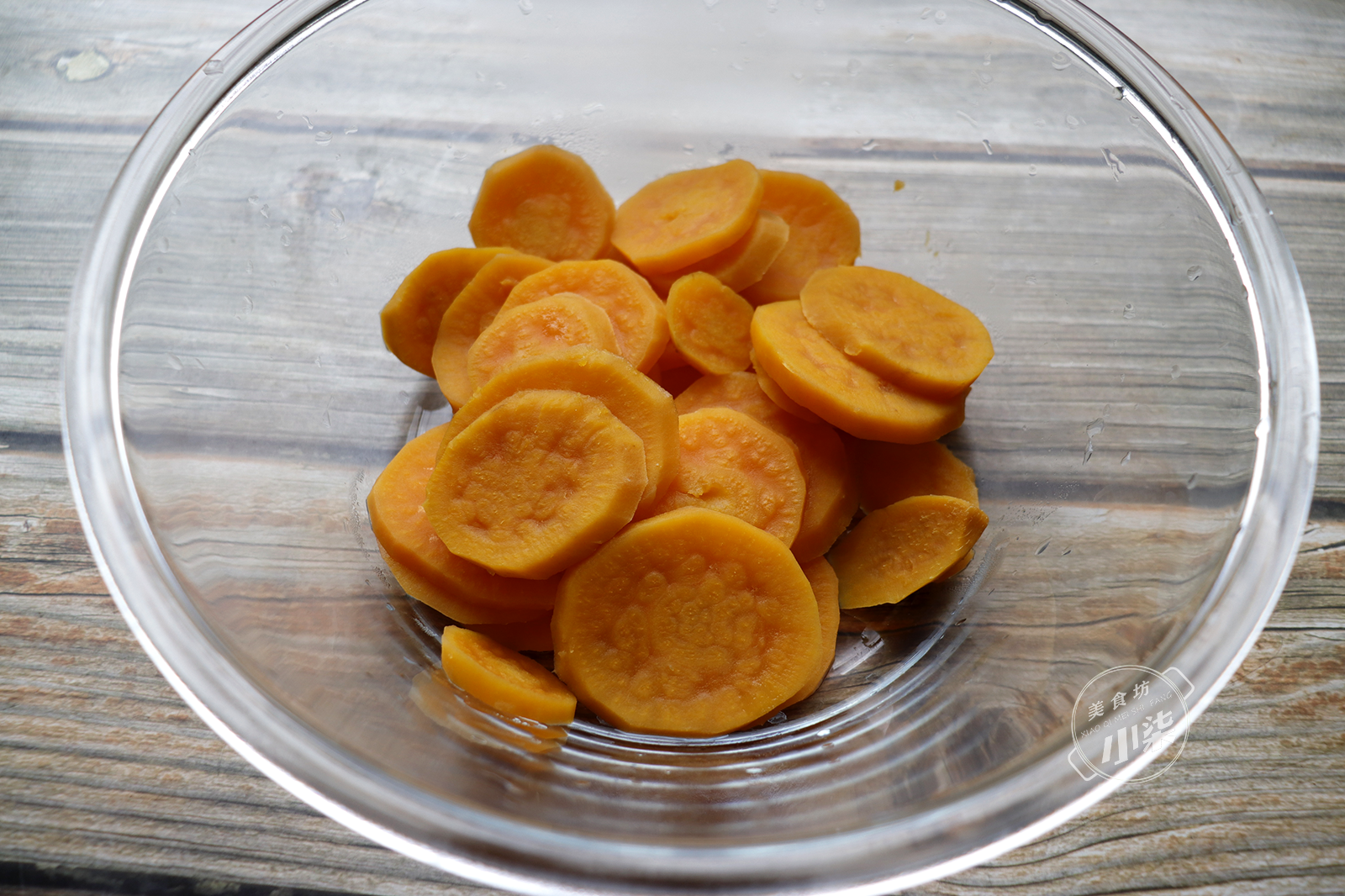 2個紅薯，1碗糯米粉，不烤不油炸，簡單一做，軟糯香甜又多層