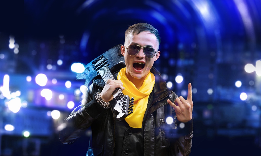 如何看待歌手仝卓自曝，为了高考将往届生身份