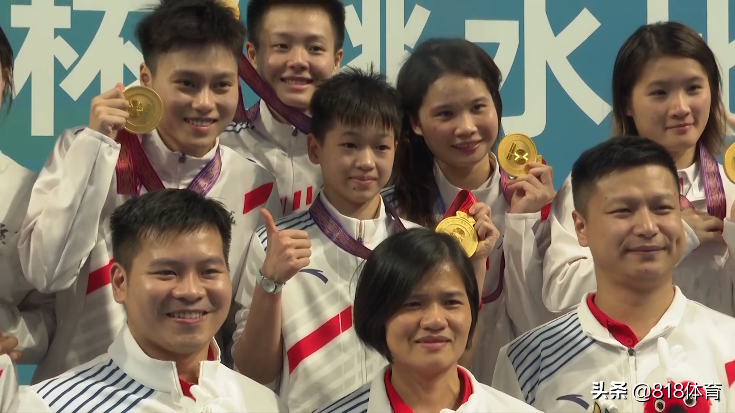 暖心！全红婵采访志愿者低下身递话筒，红姐不忍心：我自己拿吧