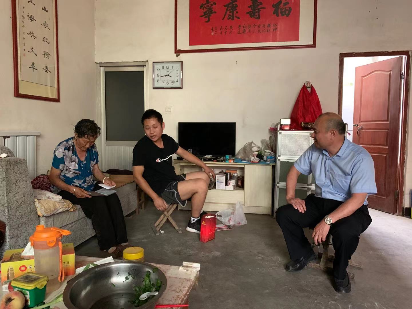 庆"七一"，临商银行河东支行党委积极组织走访慰问老党员