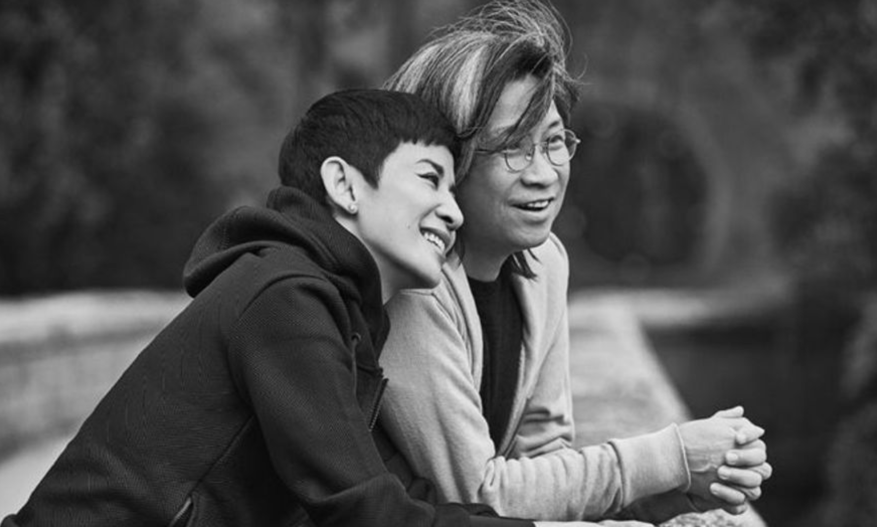 吴君如晒一家人为自己庆生，女儿弹吉他唱歌，老公陈可辛倾情献吻