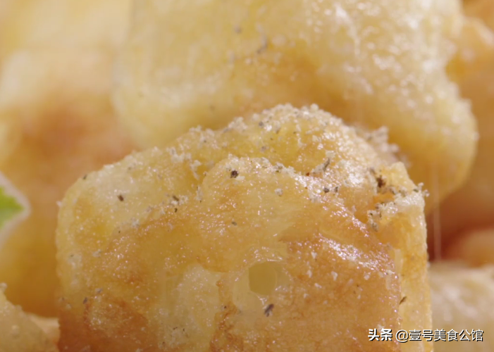 在家教你做椒鹽脆皮豆腐，外脆里嫩，簡單營養，吃一次念念不忘