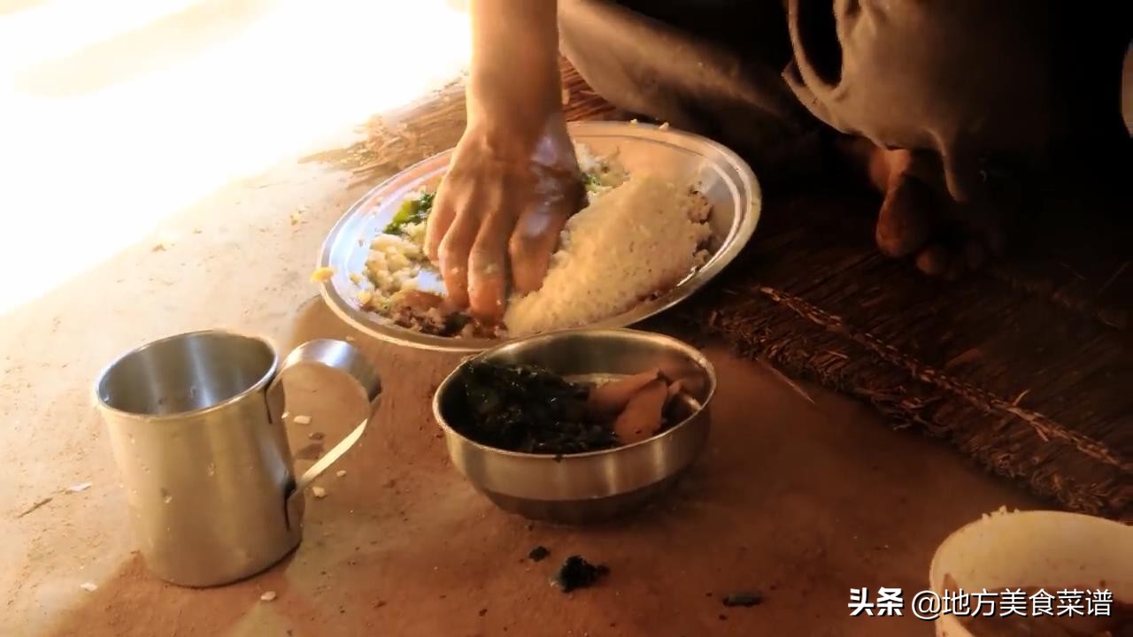 尼泊尔山区年轻妈妈用煎鸡蛋招待我，她曾经在