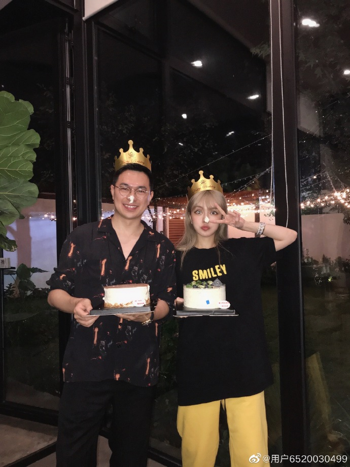 何超莲窦骁为周扬青庆生，情侣手链太抢镜，寿星成“电灯泡”？