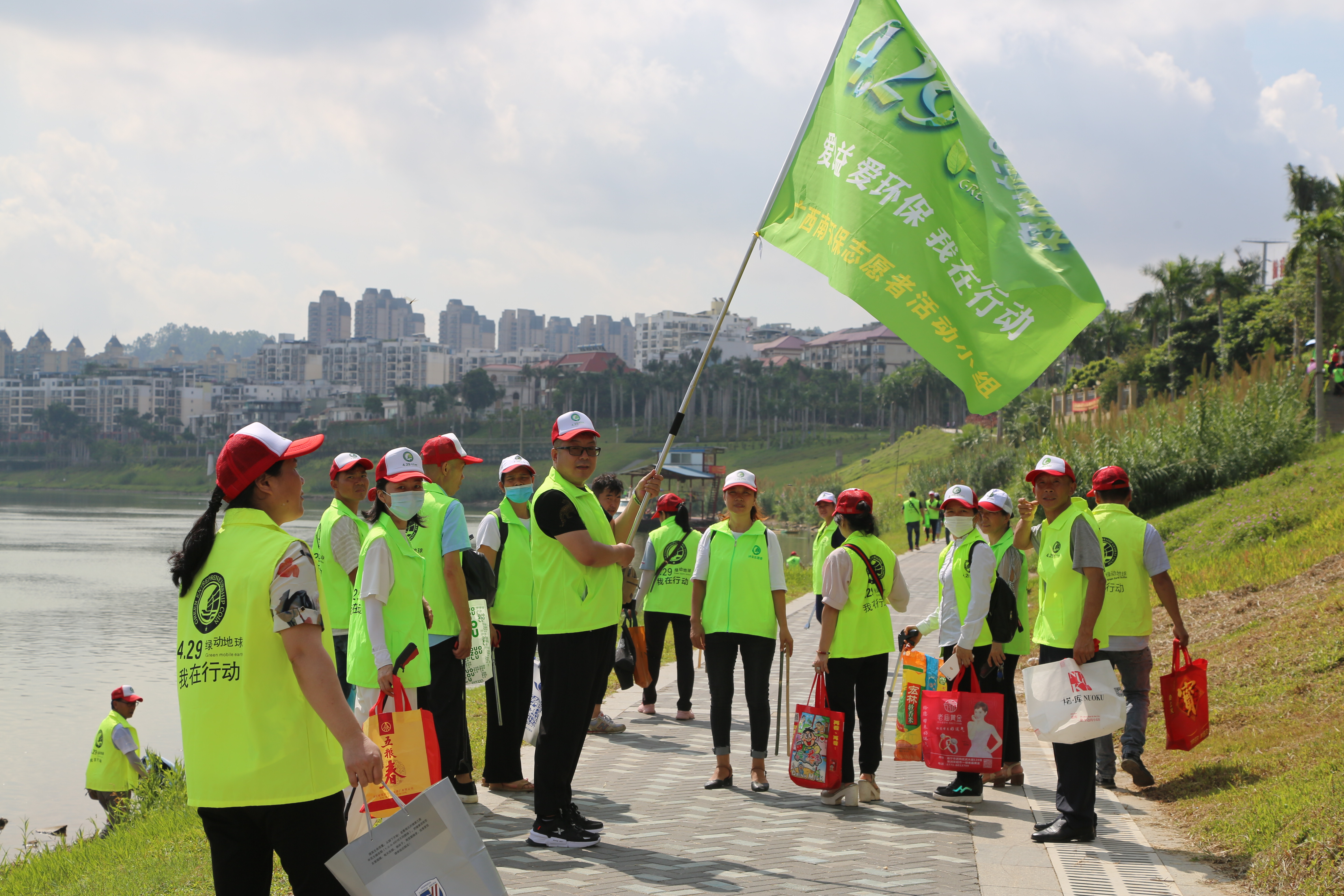 广西南宁开展环保志愿者为创建全国文明城市在行动
